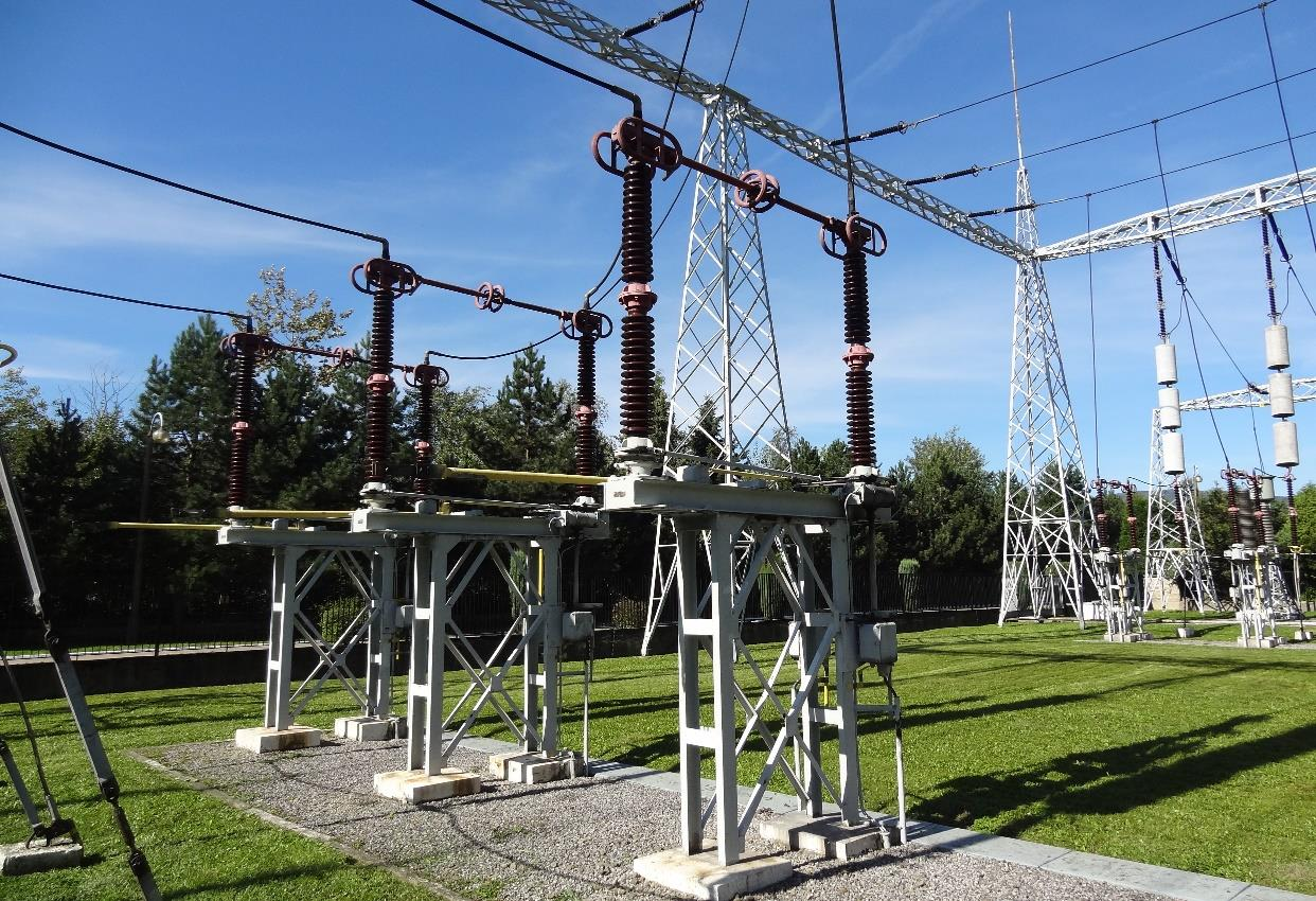 Charakterystyka techniczna rozdzielni 220kV Znamionowe napięcie pracy 220kV. Układ pracy rozdzielni -dwusekcyjna bez sprzęgła Moc zwarciowa na szynach rozdz. - 4140MVA Prąd zwarcia 3faz z udz.