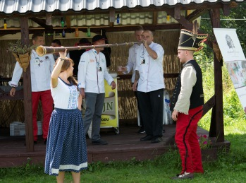 dmuchanie, nie jest tanie łatwe ;-) więcej informacji na stronie www.beskidzcy-zboje.
