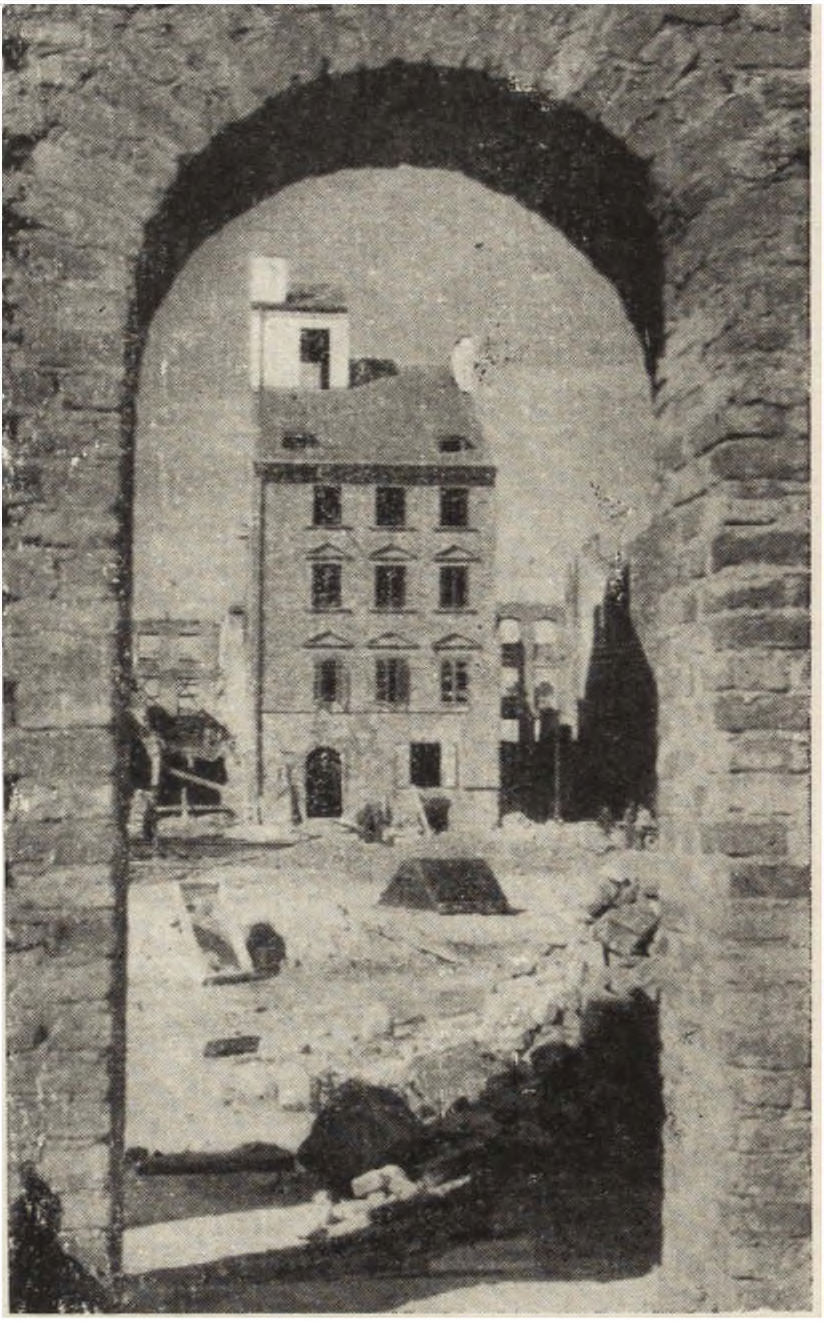 Rye. 2. Dom Fukiera na Rynku Starego M iasta w W arszawie. Stan przed rekonstrukcją. Fot.