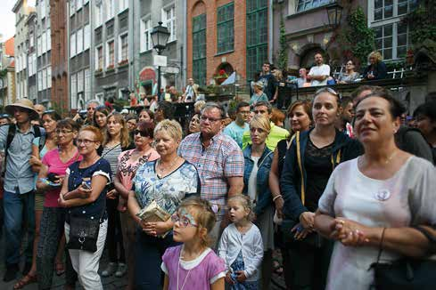 ŚWIĘTO ULICY MARIACKIEJ W IMPREZIE UCZESTNICZYŁO DO TEJ PORY OKOŁO 30 000 OSÓB 2010 Tajemnice ulicy Mariackiej 2011 Mariacka pod gwiazdami