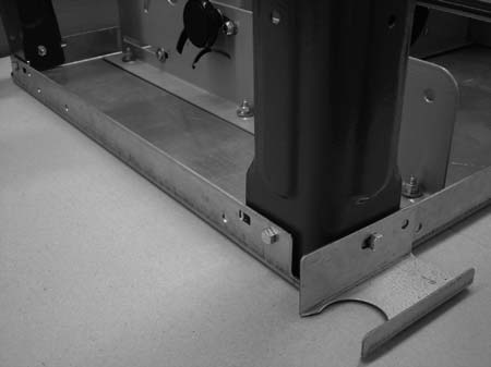 ENGLISH Fig. 3 Secure the leg to the bench with two M6 x 16 hexagonal screws, two 6 mm washers and two M6 nuts. Tighten the screw joints gently by hand. Fig. 3 Fig.