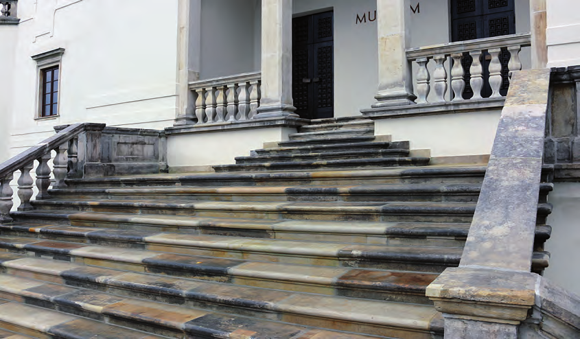 pod schodami przed przeciekami wody deszczowej. Roboty rozpoczęto od demontażu kamiennych balustrad oraz stopni. Wzmocniono pochyły strop nad pomieszczeniem piwnicznym.