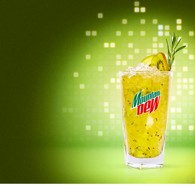 04 DEW & IT 40 ml ginu Gordon s London 10 ml soku z cytryny 10 ml syropu cukrowego świeże kiwi gałązka rozmarynu Mountain Dew Na dnie szklanki rozgniatamy kiwi, dodajemy rozmaryn i ponownie, tym