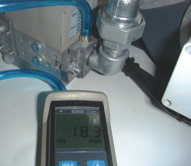 Dkumentacja techniczna palnika gazweg HG 75....8. Regulacja ilœci i ciœnienia gazu Regulatr ciœnienia gazu bêd¹cy elementem multiblku zabezpiecza dyszê gazw¹ w sta³e ciœnienie gazu.