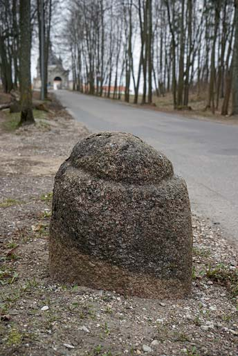 Įvadas - - - - - - 3 - - - - - - - - - 2. Tašyto granito stulpelis, rodantis kelio pradžią į kamaldulių eremą 3 De La Motraye D. A.