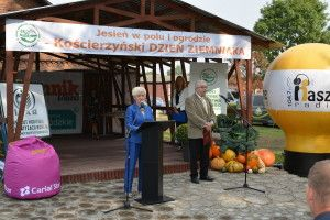 Dorota Ryl, dyrektor kościerzyńskiego oddziału ŁODR, i profesor Edward Arseniuk, dyrektor Instytutu Hodowli i Aklimatyzacji Roślin PIB w Radzikowie (fot.