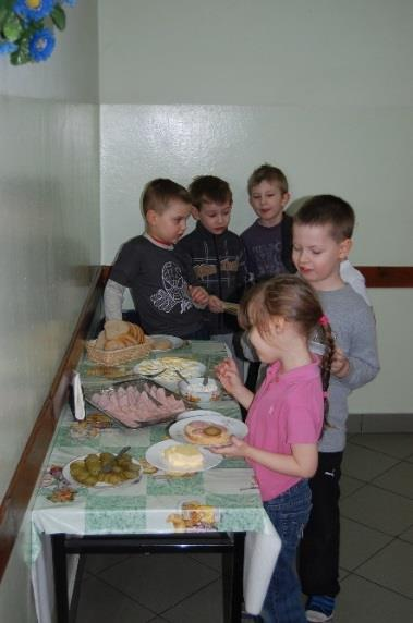 Podczas pobytu w szkole i w świetlicy dzieci mają możliwość spożycia posiłków pod opieką swojego wychowawcy. Stołówka szkolna prowadzona jest przez ajenta.