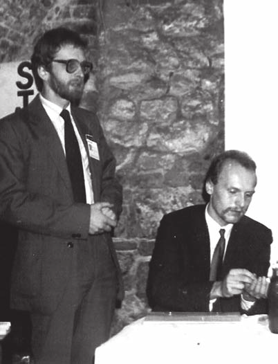 TAJNE OPERACJE; PRL I UFO Bronisław Rzepecki (po lewej) podczas I Zjazdu Ufologicznego, który odbył się w Krakowie w dniach 23 25 września 1983 roku [za: archiwum Krzysztofa Drozda] w Emilcinie, a z