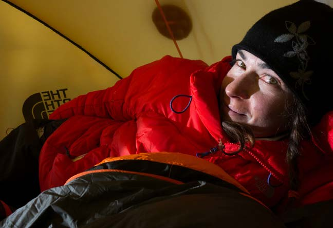 JAK BIWAKOWAĆ ZIMĄ W GÓRACH Zadbaj o komfort termiczny w namiocie weź puchowy śpiwór, załóż ciepłą bieliznę i grubą bluzę (fot. The North Face) ku, pogarszając izolację, jaką daje ci puch.
