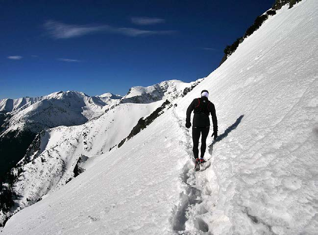 JAK BIEGAĆ ZIMĄ PO GÓRACH Czapka Salewa Fast Wick light beanie Chusta Buff polarowa Raczki Climbing Technology Ice Traction Crampons Czekan Climbing Technology Alpin Tour Plecak Gregory Miwok 18