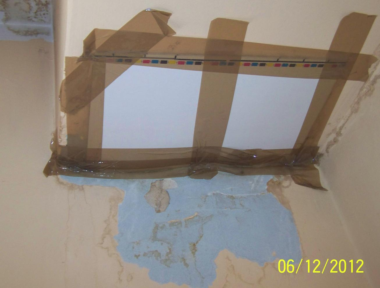 Uszkodzenie styku ściany zewnętrznej z stropodachem Konstrukcja więźby dachowej konstrukcji drewnianej, o układzie nośnym płatwiowokrokwiowym, system mansardowy.