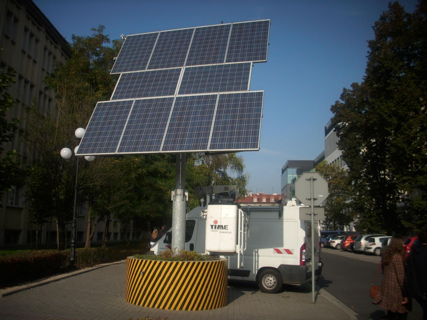 Instalacje pilotażowe dwuosiowy tracker 2,25kWp AGH przy pawilonie