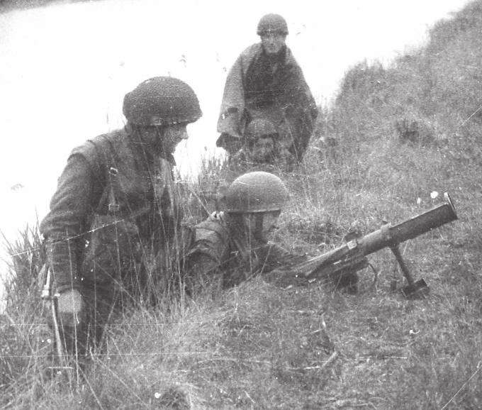 Broń przeciwpancerna 1. Samodzielnej Brygady Spadochronowej 135 Zdjęcie 14. Pocisk do miotacza PIAT w stanie gotowym do strzału (u góry) i po rozłożeniu. Egzemplarz pozbawiony materiału wybuchowego.