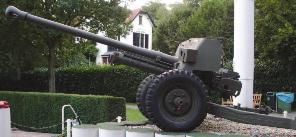 136 Piotr WITKOWSKI Armata przeciwpancerna 6-funtowa (57 mm), Mk 2 i Mk 4 Na początku wojny Armia Brytyjska dysponowała armatą przeciwpancerną dwufuntową. Jednak rozwój broni pancernej w końcu lat 30.