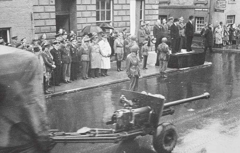 142 Piotr WITKOWSKI Zdjęcie 24. Armata 6-funtowa Mk 4 na lawecie Mk 3 ciągnięta przez ciężarówkę w czasie defilady. Źródło: IPMS.