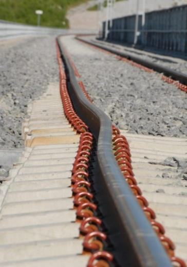 Strona 3 Usługa RailScan SFT- kontrola naprężeń w torze Cel : zapobieganie wysokim naprężeniom, obniżenie kosztów utrzymania przy braku kontroli naprężeń w torze mogą się pojawić