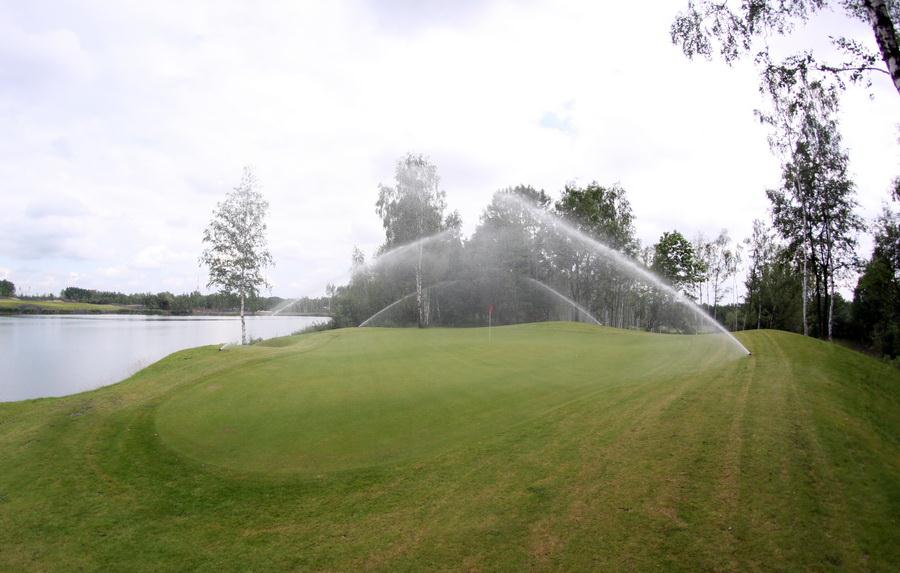 O projekcie Srebrne Stawy /pole golfowe + zab. mieszk./ Przedmiotem inwestycji jest zagospodarowanie posiadanych terenów nową przestrzenią miejską oraz terenami sportowo-rekreacyjnymi.