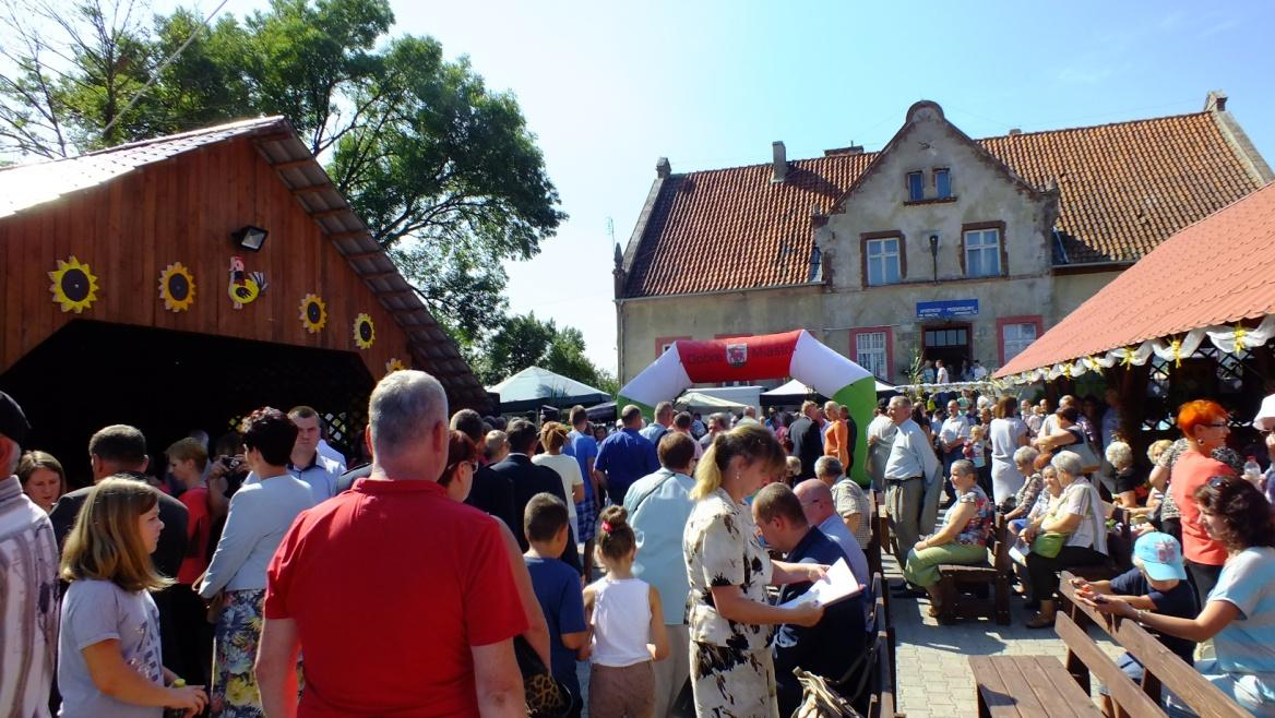 Święto Chleba Dożynki Gminne Piotraszewo Msza Święta, korowód z