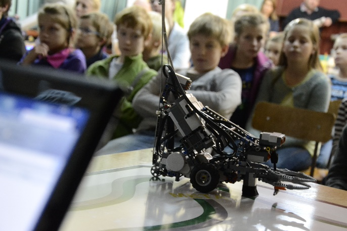 8 Katedra Energoelektroniki, Napędu Elektrycznego i Robotyki prowadzi badania z zakresu: analizy elementów i systemów energoelektronicznych, sterowania przekształtników energoelektronicznych,