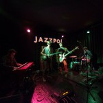 Jazzpospolita jest zespołem znanym ze stosowania niecodziennych połączeń muzycznych gatunków tj. elektronika, jazz czy post-rock. Podczas piątkowego koncertu można było usłyszeć m.in.
