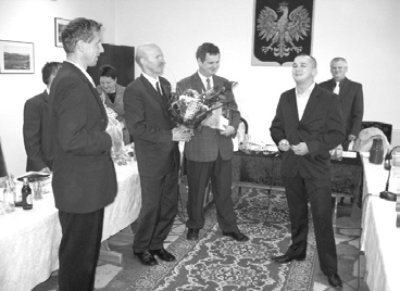 Str. 16 Medalista olimpijski w Rożnowa Tomasz Mordarski uhonorowany przez samorządowców z gminy Gródek nad Dunajcem. wręczono pamiątkowy puchar, album, kwiaty i nagrodę pieniężną.