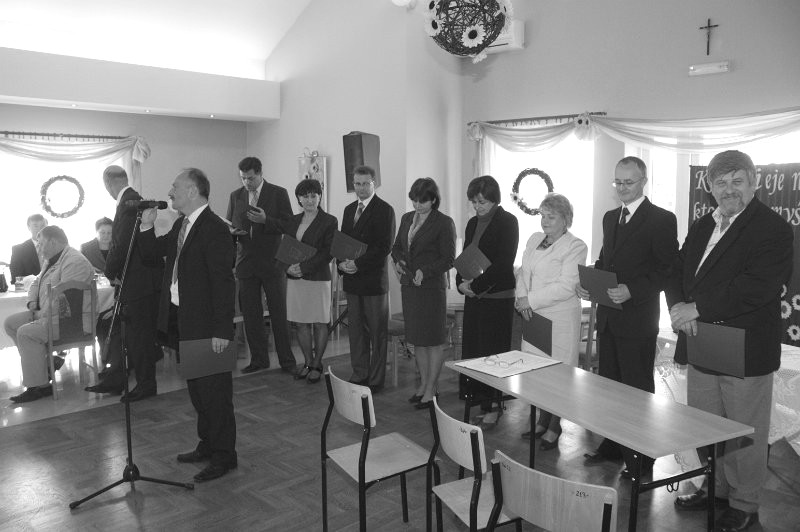 Str. 18 ZNAD JEZIORA ROŻNOWSKIEGO Dzień Edukacji Narodowej 2010 13 października w Siennej spotkali się radni Rady Gminy i Wójt Gminy z pracownikami placówek oświatowych naszego terenu.