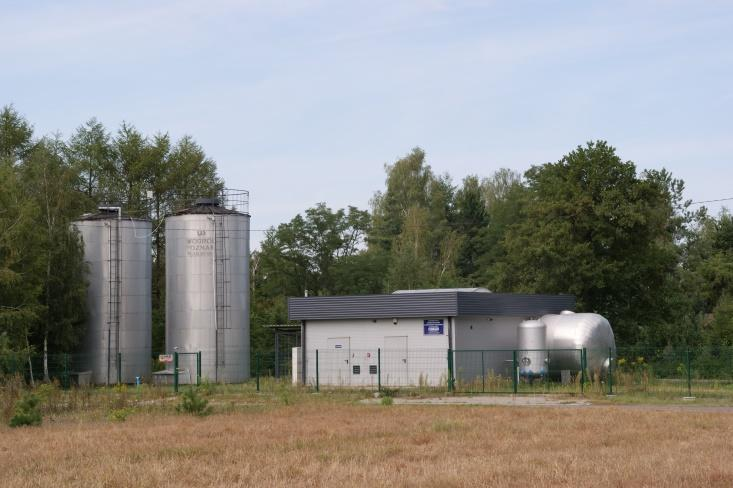 Fot.nr 6. stacja wodociągowa w Bogdańcu Kanalizacja W gminie nie ma sieci kanalizacyjnej. Mieszkańców zachęca się do zakładania przydomowych oczyszczalni ścieków.