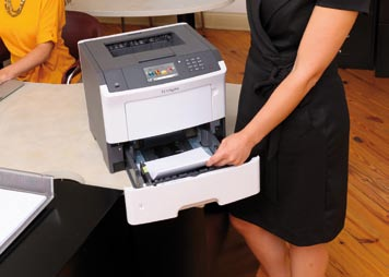Lexmark M1145 i M3150 Informacje ogóne Kompaktowa moc. Systemy Lexmark M1145 i M3150 łączą szybkość z wydajnością, a wszystko to w niewiekich gabarytach.
