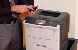 Lexmark M1145 i M3150 Najważniejsze cechy Funkcje pomagające w optymaizacji pracy 1 3 6 4 2 5 Drukarka M3150 z 4,3-caowym koorowym ekran dotykowym 1) Intuicyjny, koorowy wyświetacz i ekrany dotykowy