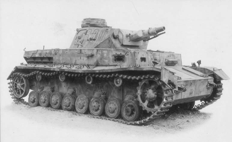 Czołg PzKpfw. IV Ausf. D z dodatkowymi płytami opancerzenia na przedniej i bocznych częściach kadłuba. czołowa 28 mm, boki 20 mm, tył i spód 15 mm) spowodowało wzrost masy czołgu do 17,7 t.