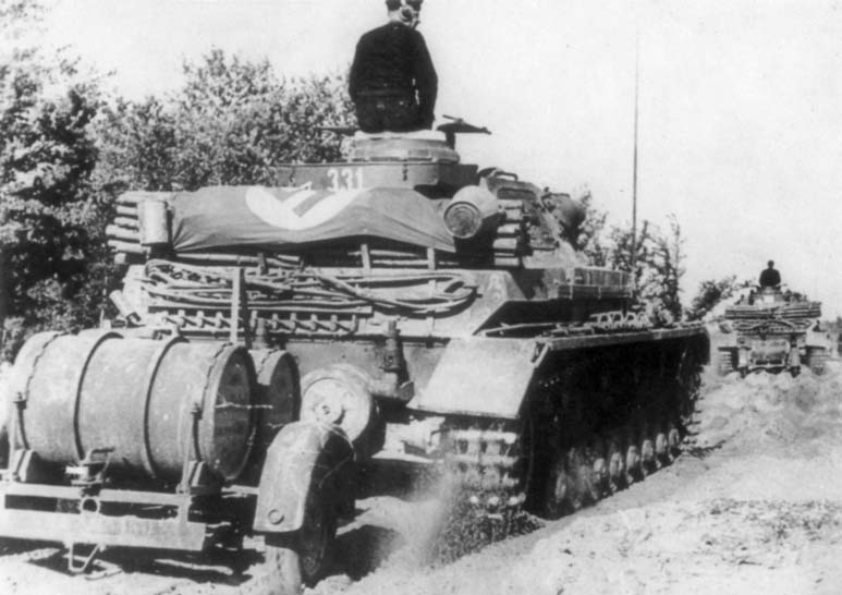 w Polsce we wrześniu 1939 r. Dowództwo Wojsk La dowych (OKH) nie naciskało zbytnio na przyspieszenie tempa wymiany sprzętu w jednostkach pancernych.