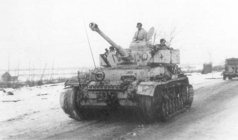 Czołg PzKpfw. IV Ausf. G z szerszymi ga sienicami tzw. zimowymi (Wintergleisketten) z dodatkowymi osłonami wieży, front wschodni, zima 1943/1944. grubości 87 mm z odległości 1000 m.