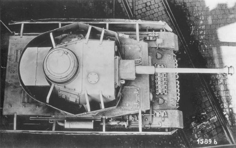 antenę przeniesiono na lewa stronę z tyłu kadłuba. Opancerzenie było standardowo wzmocnione przez zawieszane na wysięgnikach płyty pancerne grubości 5 mm (później 8 mm).
