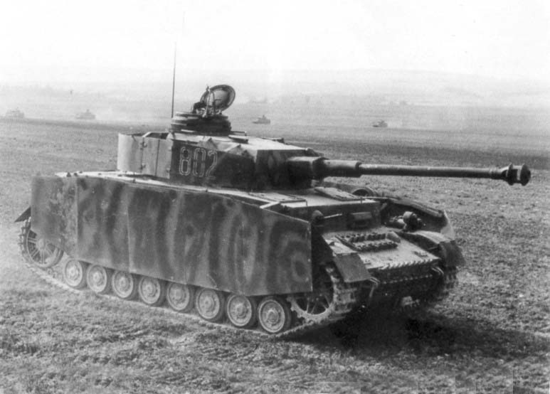 Czołg PzKpfw. IV Ausf. H w malowaniu maskuja cym z dodatkowymi osłonami pancernymi kadłuba i wieży. Pojazd wyprodukowano w Nibelungenwerk w styczniu 1944 r.