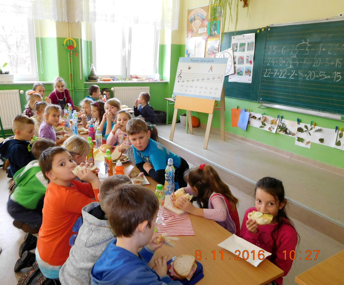 W tym roku SP także została zgłoszona do udziału w ogólnopolskiej akcji " Śniadanie daje moc". Wzorem lat ubiegłych 8 listopada wszyscy uczniowie klas I-IV przygotowywali w tym dniu śniadanie.