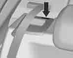 Schowki 69 Bagażnik Składanie oparć tylnych foteli Tylne oparcie jest podzielone na dwie części. Obie części można złożyć. Jeśli jest to konieczne, wyjąć osłonę przestrzeni bagażowej.