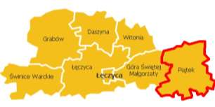 Gmina Piątek położona jest w centralnej części Polski, w obszarze równinnym na terenie Niecki Łęczyckiej. Administracyjnie leży we wschodniej części powiatu łęczyckiego w województwie łódzkim.