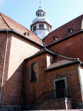Neogotycki kościół Zmartwychwstania Pańskiego Kościół został zbudowany w latach 1892-1894 przez architekta Hennike.