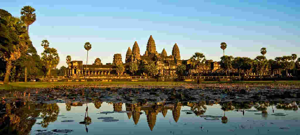 Dzień 2: Sajgon Siem Reap (11.10) (B) Śniadanie w hotelu (bufet). Check out o godzinie 8.30 i przejazd na lotnisko Tan Son Nhat. Odprawa wizowo-bagażowa i przelot do Siem Reap (około południa).