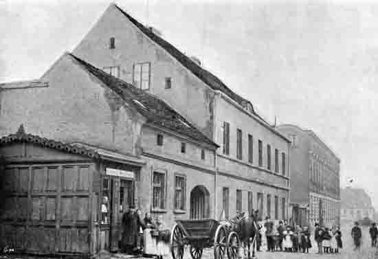 Pocztówka, Budynek Katolickiej Szkoły Ludowej we Wrześni (1903 r.), wyd. nieznany. Sam budynek dawnej Katolickiej Szkoły Ludowej został wybudowany w 1790 r. Znajdował się w rękach prywatnych.