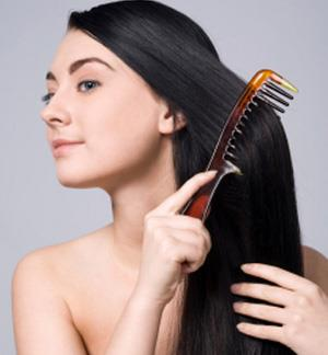 WERONIKA W KUCHNI Ciasto: 3 szklanki maki, 5-6 żółtek, masło roślinne, 1 łyżeczka proszku do pieczenia, niepełna szklanka cukru pudru. Ciasto z malinami Zagnieść i podzielić na dwie części 3/4,1/4.