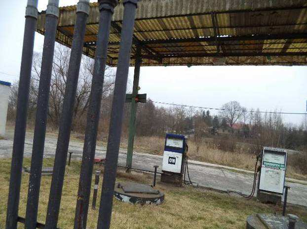betonowymi płytami (z widocznymi p kni ciami) oraz tłuczniem. Na terenie nieruchomo ci znajduje si kilka drzew i krzewów, pozostały obszar jest poro ni ty traw.