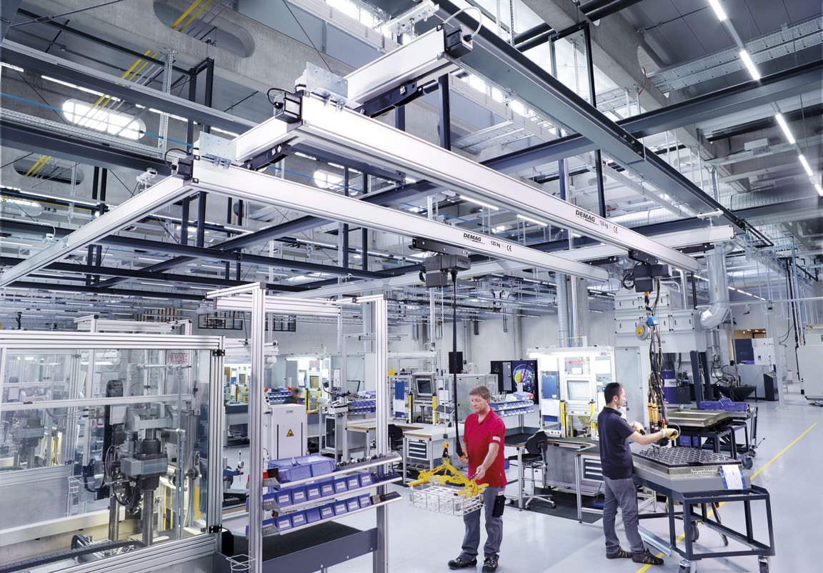Hawe Hydraulik München, Niemcy CELE KLIENTA Ergonomiczna organizacja stanowisk pracy w celu poprawy klimatu pracy i wydajności Lekkobieżne, sterowane ręcznie urządzenia dźwignicowe do procesów