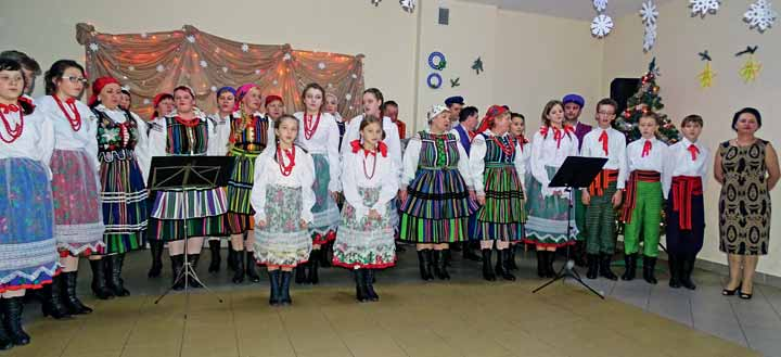 KULTURA VIII Powiatowe Ostatki Łaznów 2015 Imprezy i konkursy powiatowe mające na celu ocalenie od zapomnienia tradycji i zwyczajów naszych przodków oraz integrację mieszkańców rozpoczęły Ostatki,