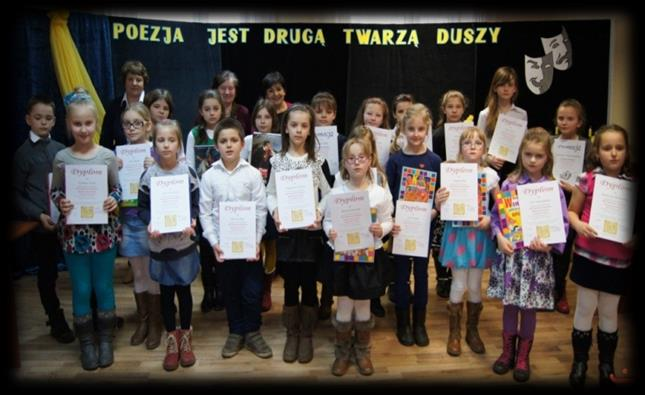 poety oraz te, które ukształtowały jego postawę życiową i twórczość. Wykonawcy zostali nagrodzeni gorącymi brawami.