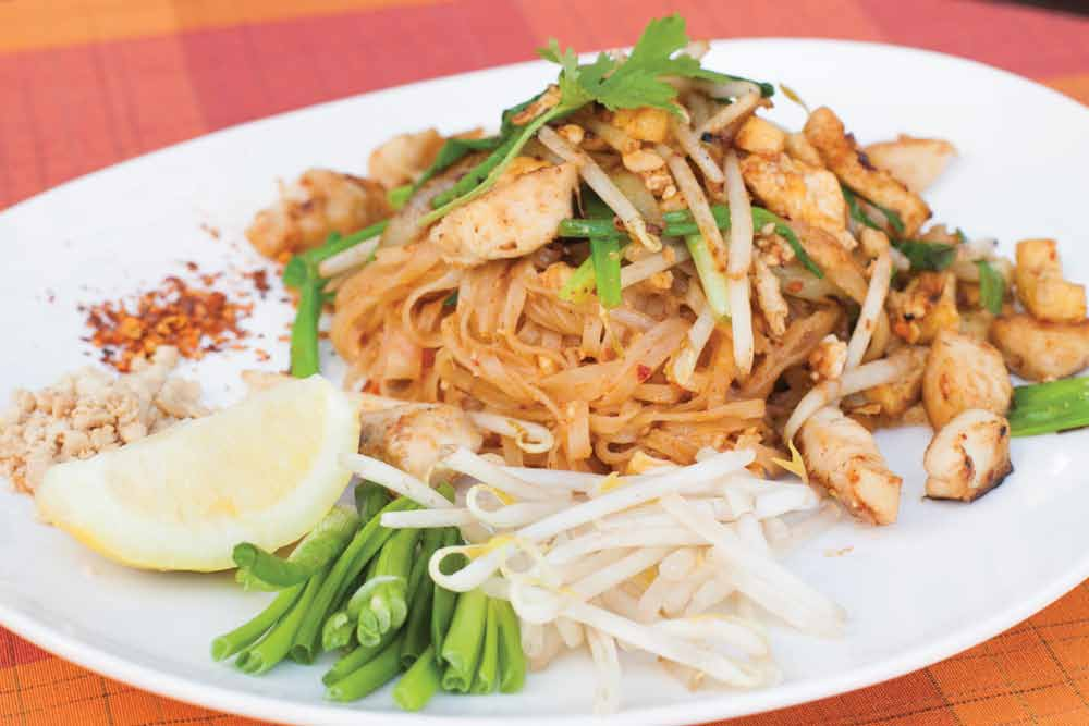 ผ ดไทย Pad Thai Thai stir-fried noodles.