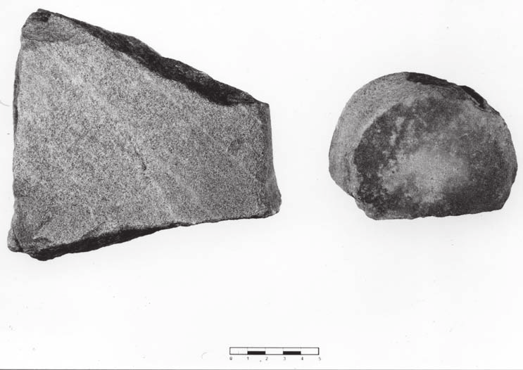 220 ZOFIA SULGOSTOWSKA a b 0 5 cm Ryc. 13. Gulin, pow. Radom. Wytwory kamienne z powierzchni stanowiska: część wschodnia krańcowa, sadzonki Kozia Wola a podkładka; b rozcieracz + podkładka. Fot.