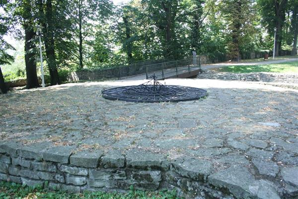 Ruiny okół Widok park i Wieżę Piastoską