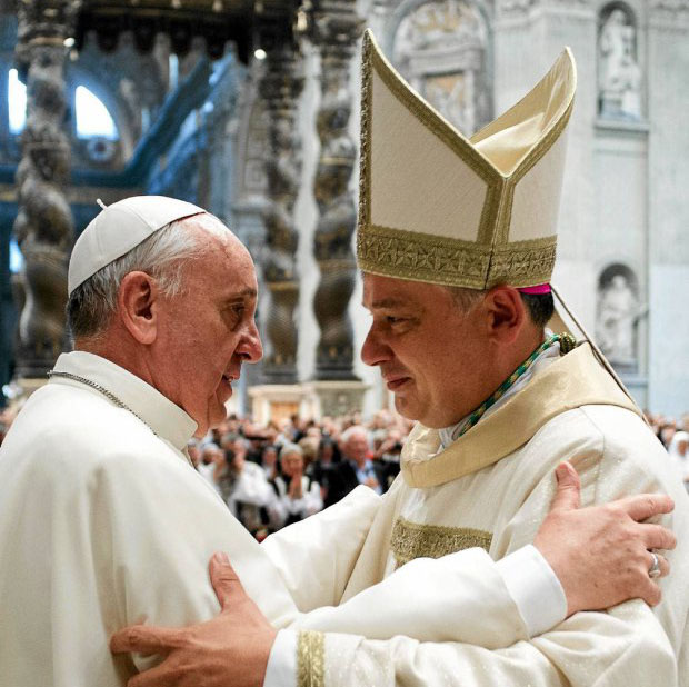 Page 4 PONTIFIKAT Z JAŁMUŻNIKIEM Papież Franciszek upatrzył sobie Arcybiskupa Konrada Krajewskiego jako człowieka mającego być przedłużeniem jego rąk i ramion, aby nieść pomoc ubogim.
