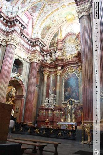 Widok na nawę główną z kolumnadą. Piękne wsłuchiwać i pięknie się we brzmiące wspaniałe organy.
